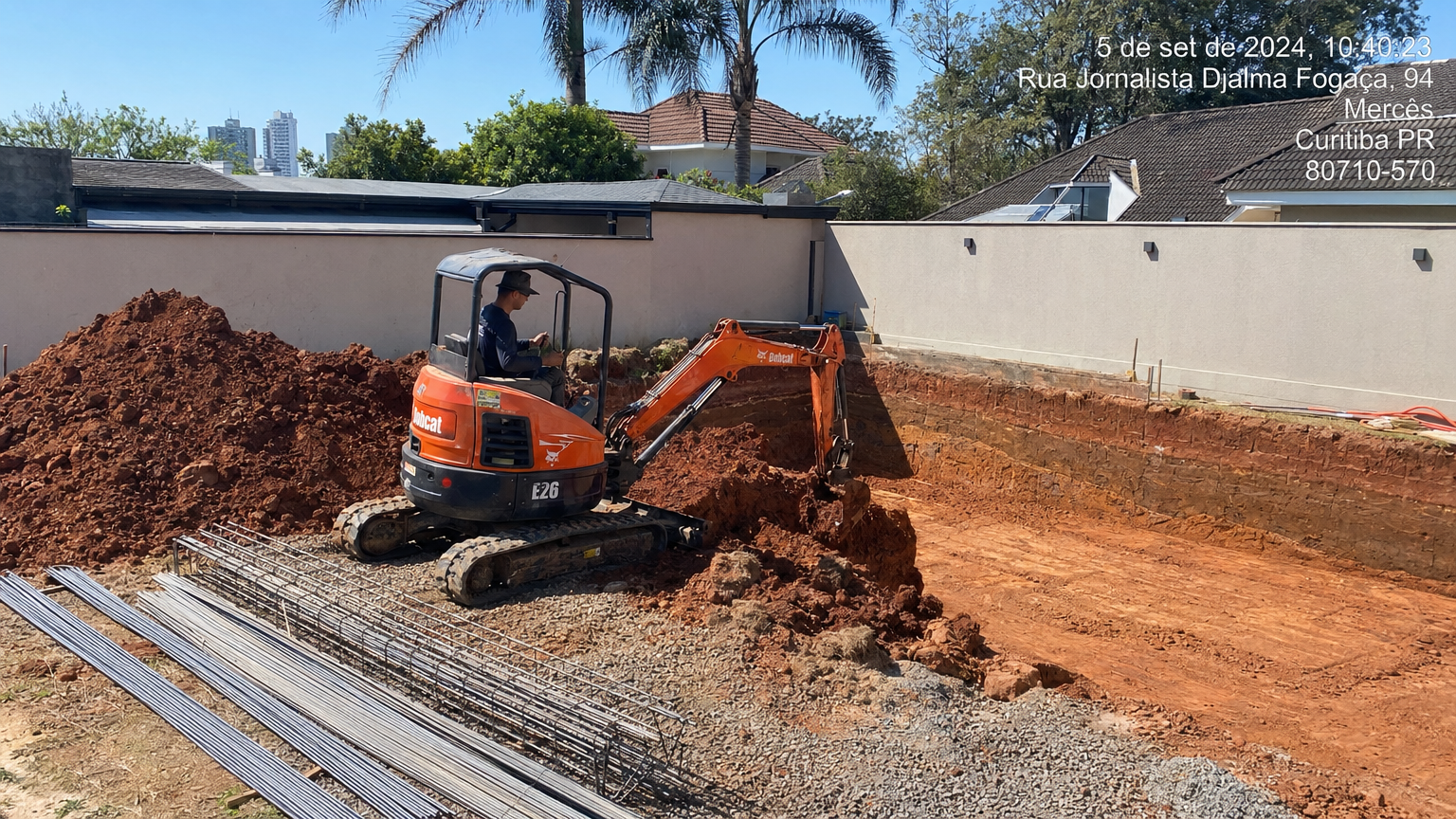 Escavação de piscina com mini escavadeira Bobcat: por que é a melhor opção